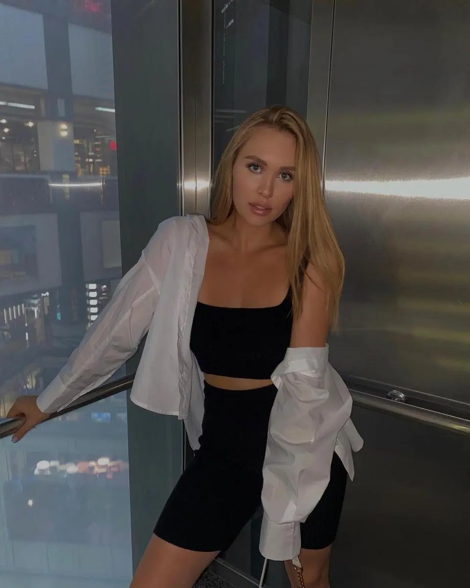 Carmen - Curvy & Alluring Escort in London